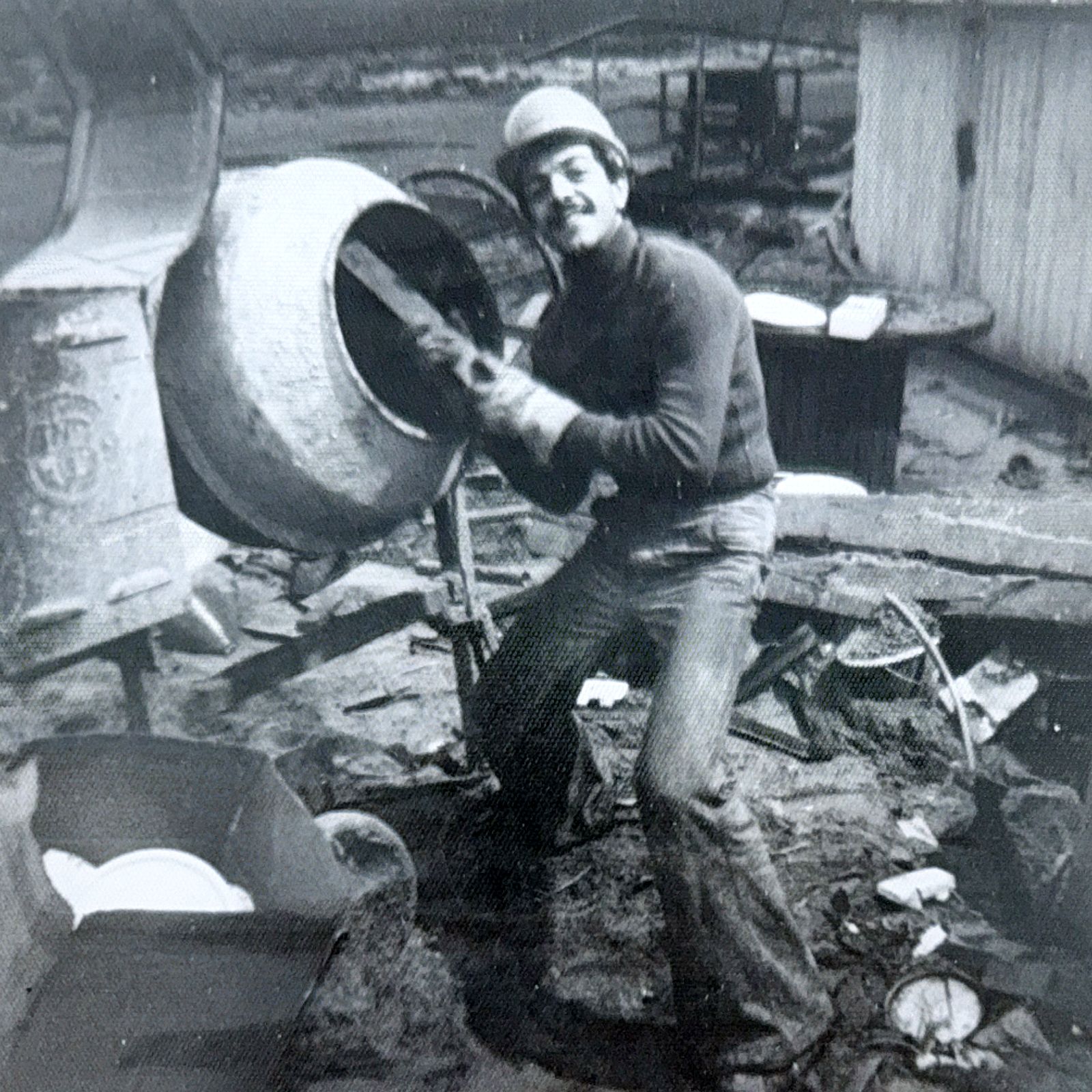 Collega met bouwhelm bij de betonmolen