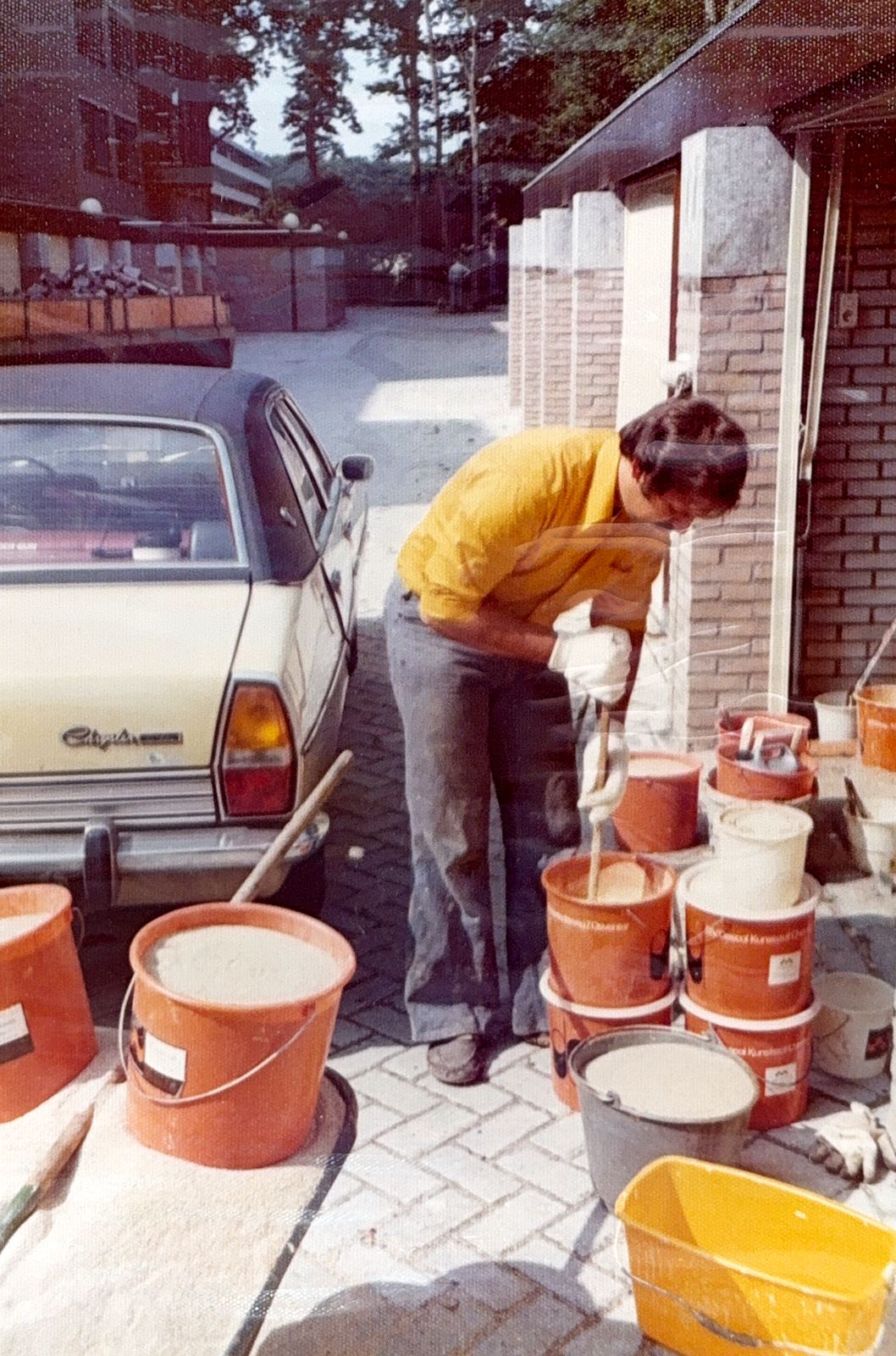 Materiaal mengen naast de bedrijfsauto